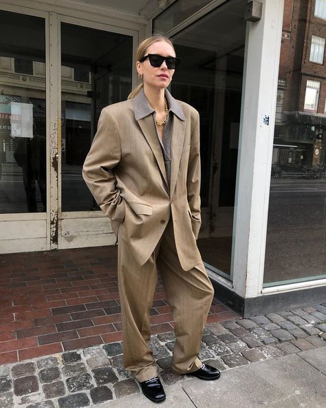 Boyfriend Suit Women, Oversized Sunglasses Outfit, Oversize Suit Outfit, Big Suit Outfit, Big Suits For Women, Oversized Suit Outfit, Oversized Suit Women, Women In Mens Suits, Oversize Suit