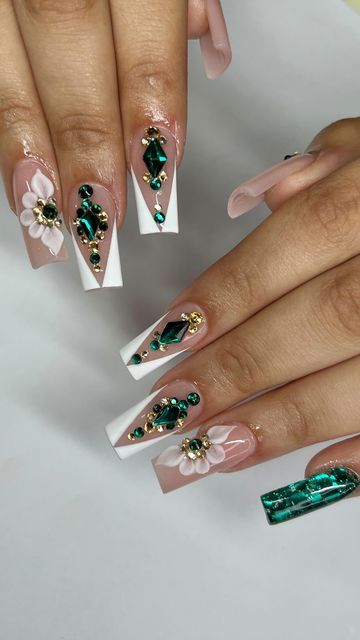 Rine Stone Nails Designs Green, Emerald Green Nails Acrylic Coffin Medium, Emerald Green Nails For Quinceanera, Emerald Green Gem Nails, Emerald Green Glam Nails, Emerald Green Quince Nails Medium, Forest Green Quince Nails, Green Nails For Quinceanera, Emerald Green White And Gold Nails