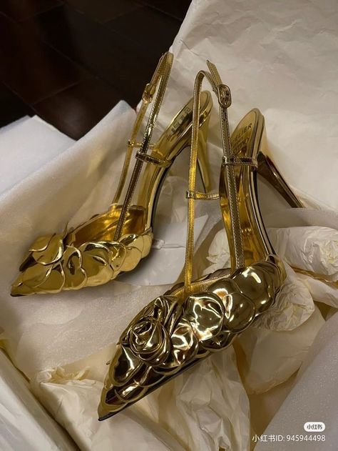 Golden Heels Aesthetic, Designer Aesthetics, Diy Heels, Shoes Heels Classy, Cinderella Shoes, White Wedding Shoes, Heels Classy, Stunning Shoes, Fancy Shoes