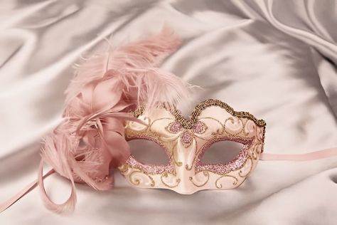 Pink And Gold Masquerade Mask, Swan Mask Masquerade Ball, Pink Masquerade Mask Aesthetic, Pink Mascarade Mask, Pink Masquerade Ball, Maskerade Mask Diy, Light Pink Masquerade Mask, Reyna Core, Aurora Quince