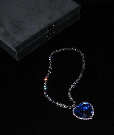 Blue Sapphire Jewelry Aesthetic, Blue Saphir Aesthetic, Sapphire Necklace Aesthetic, Sapphire Jewelry Aesthetic, Dark Blue Jewelry Aesthetic, Mafia Wally Darling, Blue Jewelry Aesthetic, Dark Blue Necklace, Most Expensive Jewelry