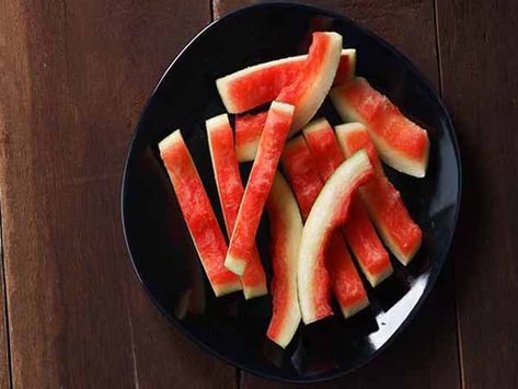 Watermelon rind is nutrient rich with chlorophyll, citrulline, lycopene, amino acids, & flavonoids. Its health benefits include lower blood pressure & aid in weight loss. Watermelon Juice Benefits, Grape Juice Benefits, Can Dogs Eat Watermelon, Watermelon Rind Recipes, What Can Dogs Eat, Juicing Recipes For Health, Healthy Juicing Recipes, Watermelon Smoothie Recipes, Grapes Benefits