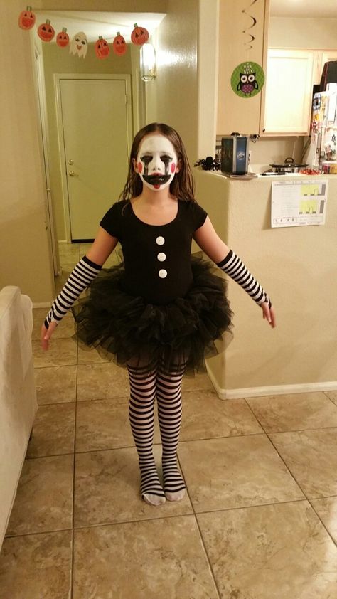 This is so cool. I wish I had this. Fnaf Marionette costume. Diy Marionette Costume, Marionette Costume Fnaf, Simple Fnaf Cosplay, Fnaf Puppet Costume, Chica Outfit Fnaf, Chika Cosplay Fnaf, Chica Fnaf Costume, Ballora Costume, Diy Fnaf Costume