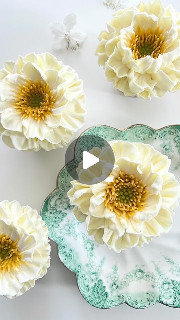 Buttercream Piped Flowers, Peony Buttercream Flowers, Buttercream Peony Tutorial, Fall Buttercream Flowers, White Buttercream Flowers, Buttercream Peony, Flower Piping Tips, Ukrasavanje Torti, Buttercream Flowers Cake