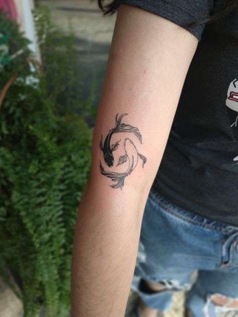 Tatto peixes ying e yang #tattoos #smalltattoos #tattoo Ying Yang Koi Tattoo, Koi Ying Yang Tattoo, Koi Fish Tattoo Ying Yang, Koi Fish Ying Yang Tattoo, Ying Yang Fish Tattoo, Fish Ying Yang Tattoo, Ying Yang Koi Fish Tattoo, Coy Fish Tattoos, Pisces Tattoo