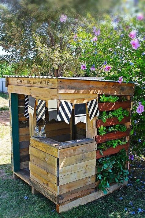 Pallet Clubhouse For Kids, Cubby House Ideas, Pallet Playhouse, Build A Playhouse, Pallet House, Cubby House, Outdoor Play Area, Cubby Houses, Backyard Play