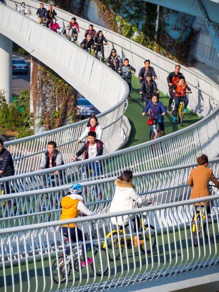 The lanes weave through the city. D W Architecture incorporated large loops to keep the path at a continuous, low elevation, Steen Savery Trojaborg, the firm's CEO, tells BI. Chinese City, Bike Lane, Bicycle Parking, Cycling Route, Road Design, Bike Path, Pedestrian Bridge, Easy Rider, Xiamen