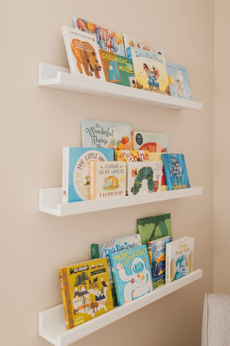 Book Shelf Nursery Wall Shelves, White Nursery Bookshelf, Book Shelf For Boys Room, White Shelves Nursery, Book Shelf Nursery Room, Baby Nursery Bookshelf Ideas, Bookshelf Baby Room, Baby Book Shelf Ideas, Nursery Wall Bookshelves