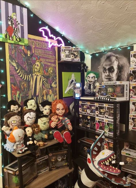 Goth Fairycore Room, Horror Shelf, Aesthetic Halloween Bedroom, Horror Room Aesthetic, Halloween Room Ideas, Horror Themed Room, Halloween Room Decorations, Horror Themed Bedroom, Horror Room Ideas