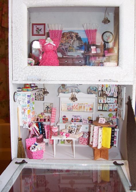 Miniature Sewing Room, Mirror Dress, Miniature Sewing, Sewing Room Furniture, Sewing Machine Table, Bug Crafts, Miniature Rooms, Small Chair, Dress Stand