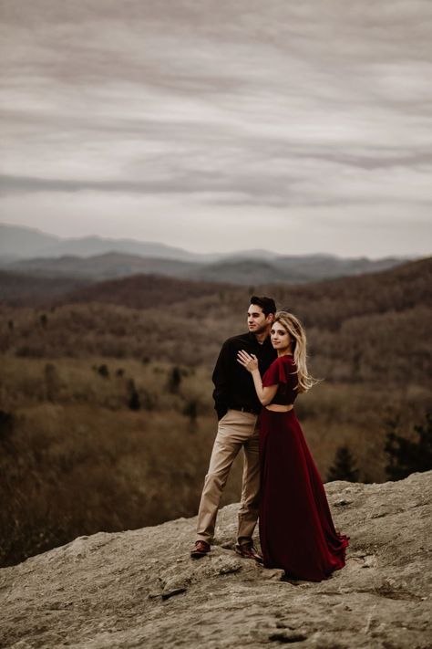 Discover serenity in a mountain engagement session at Beacon Heights Overlook Trail in Boone, NC. North Carolina engagement photos that tell a unique love story. Book Rychelle as your North Carolina wedding photographer paisleysunshinewed.com! Mountain Photoshoot, Boone Nc, Mountain Engagement Session, Engagement Pictures Poses, Chicago Engagement, Storytelling Photography, Engagement Locations, Mountain Engagement, Engagement Pics