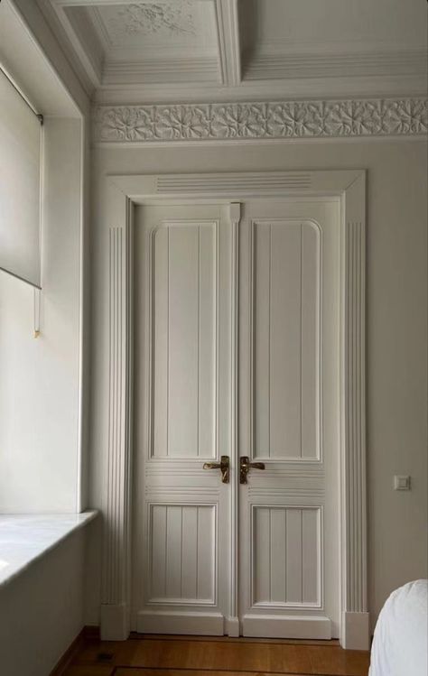 English Doors Interior, Classic Interior Door Styles, Modern Classic Door, Vintage Door Decor, Interior Door Styles, Modern Entry Door, European Doors, Classic Doors, Modern Ideas