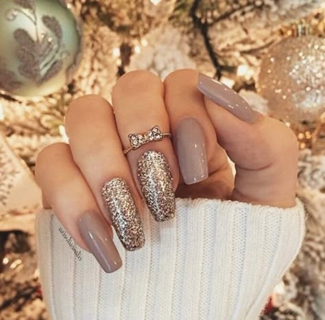 beige-grey-nail-polish-on-three-nails-of-a-hand-with-folded-fingers-the-remaining-two-nails-are-covered-in-rose-gold-glitter-nude-nails-with-glitter Nails Tech, Nail Decor, Squoval Nails, Elegant Nail Designs, Nude Nail Polish, Short Acrylic, Tech Info, New Year's Nails, Elegant Nails