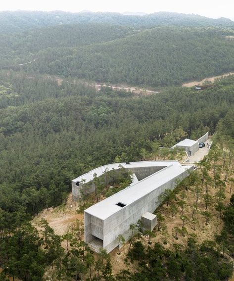 álvaro siza and carlos castanheira populate south korean forest with concrete structures Alvaro Siza Architecture, Siza Alvaro, Art Pavilion, Alvaro Siza, Concrete Buildings, Timber Architecture, Valley Landscape, Concrete Sculpture, Concrete Building