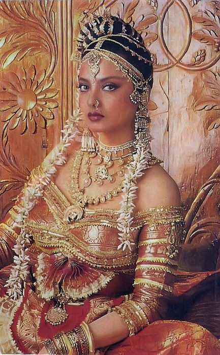 Rekha Ji, Indian Retro, Rekha Actress, Vintage Bollywood Aesthetic, Bollywood Retro, 90s Bollywood Aesthetic, Retro Bollywood, Dancers Outfit, Indian Photoshoot