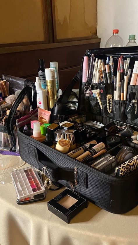 Dollar Store Makeup, Makeup Artist Career, Makeup Artist Bag, Makeup Artist Studio, Evening Eye Makeup, Makeup Collection Goals, Soft Eye Makeup, Beauty Careers, Alat Makeup