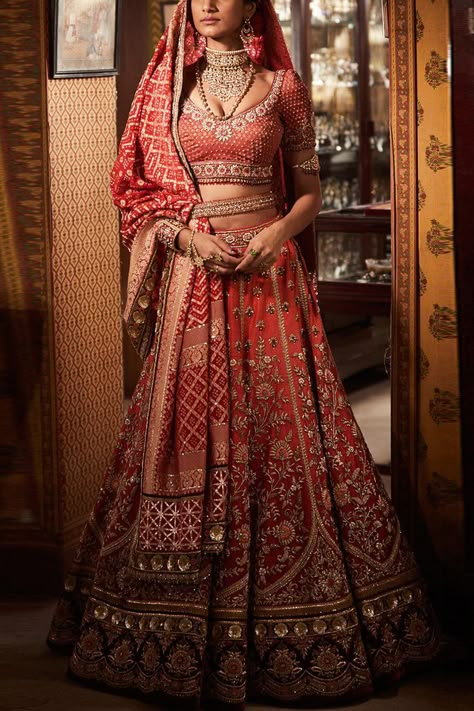 15 Designer Lehengas That We Loved & You Can Buy Online For Your Intimate Wedding! | WedMeGood Tarun Tahiliani Lehenga, Tarun Tahiliani Bridal, Wedding Dress Mermaid Lace, Orang India, Designer Bridal Lehenga Choli, Latest Bridal Lehenga, Nikkah Dress, Wedding Lehenga Designs, Charles James