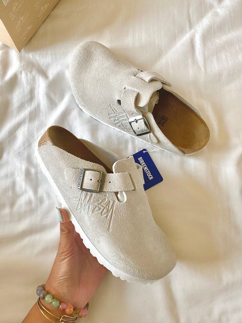 Stussy Clogs, Stockholm Style Shoes, Stussy Birkenstock, Boston Birkenstock, Pretty Shoes Sneakers, Fresh Shoes, Hype Shoes, Shoe Inspo, Girly Shoes