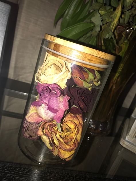 Saving Flowers From Boyfriend For Wedding, Dry Rose Bouquet, Cute Ways To Save Flowers, Save Roses Dried Flowers, What To Do With Old Flower Bouquets, Things To Do With Dried Roses, How To Keep Dried Flowers, Old Roses Diy What To Do With, Save Flowers From Boyfriend