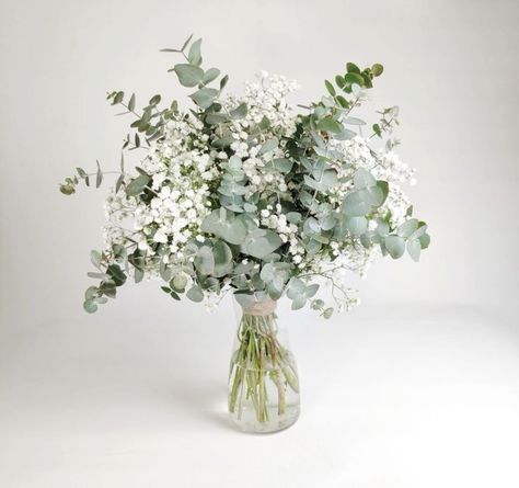 Eucalyptus Centre Piece, Budget Friendly Floral Centerpieces, Centerpieces With Eucalyptus, Enchanted Forest Centerpieces, Rustic Italian Wedding, Eucalyptus Centerpiece, Sage Green Wedding Colors, White Flower Bouquet, Diy Wedding Table