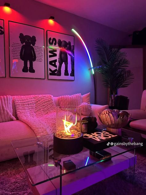 Apartment Terrace Decorating, Esthetic House Decor, Cool Apartment Wall Decor, Black Retro Bedroom, Graphic Living Room, Cute Living Room Inspiration, Aura Apartment Decor, Bachelorette Living Room Ideas, Small Living Room Ideas Apartment Girly