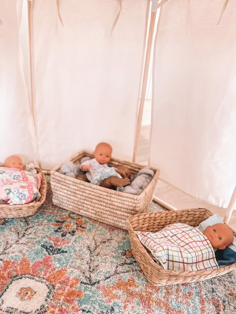 Early Childhood Classroom Layout, Reggio Dramatic Play, Cosy Corner Preschool, Reggio Infant Classroom, Reggio Infant Classroom Spaces, Home Corner Eyfs, Reggio Emilia Cozy Corner, Reggio Emilia Home Corner, Hygge Nursery