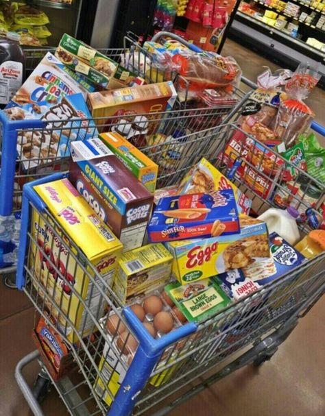 Best Junk Food, Snack Shack, Sleepover Food, Junk Food Snacks, Food Snack, Food Goals, Grocery Shop, Snack Ideas, Food Shop