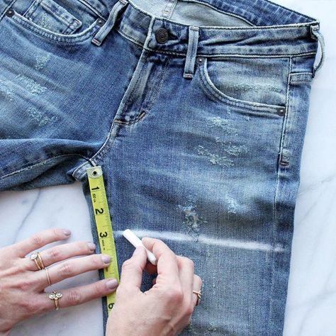 Diy Cutoffs, Diy Denim Shorts, Diy Jean Shorts, Cut Jean Shorts, How To Make Jeans, Diy Clothes Refashion, Looks Jeans, Diy Jeans, Diy Shorts