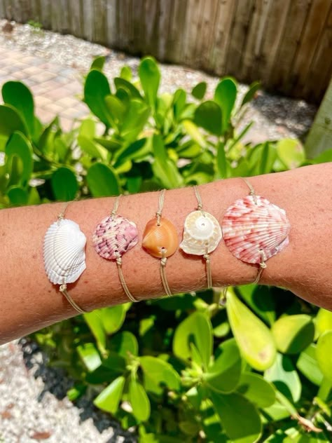 Beach Bracelets Diy, Mindful Crafts, Summer Jewelry Diy, Seashell Art Diy, Sea Shells Diy, Seashell Bracelet, Shells Diy, Diy Jewelry Display, Seashell Jewelry