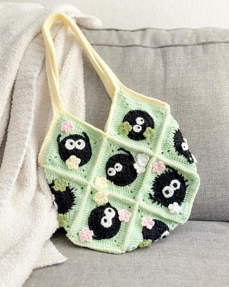 Let’s keep the momentum going! ❤️ The love for this candy sprites tote is incredible and continuing to grow. It’s all thanks to you, my wonderful customers, that I get to create various styles and colors. Big thanks to all my crochet pals who’ve purchased and are trying out the pattern themselves! 🥹 Now, I’m dreaming of making a yellow with pink contrast or a deep green with mint contrast for a magical forest vibe! 💚💚💚 💚Commissions are still open (ship worldwide) from US 🤍 Pattern is availa... Crochet Green Amigurumi, Pink And Green Crochet Bag, Flower Tote Bag Crochet, One Color Crochet, Big Crochet Projects, Green Crochet Bag, Mochila Crochet, Crochet Green, Pink Contrast