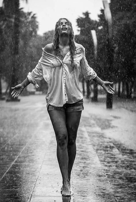 Rainy Photoshoot, Rainy Day Photography, Inspiration Photoshoot, Rain Pictures, Rain Photo, Creative Photoshoot Ideas, Photographie Portrait Inspiration, Walking In The Rain, Outdoor Photoshoot