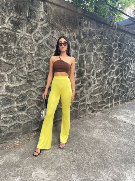 Yello Flare pants/ colour block outfit / street style look #streetstyle #streetwear #flaredjeans #styleinspiration #styleideas #fashionblogger #fashionstyle #pants Yellow Flare Pants Outfit, Flare Pants Street Style, Jeans Outfit Street Style, Yellow Flare Pants, Yellow Jeans Outfit, Flare Pants Outfit, Outfits Leggins, Outfit Street Style, Yellow Jeans