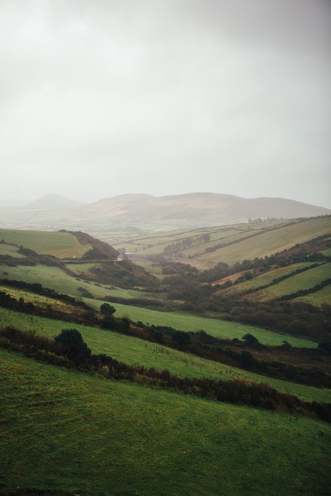 Ireland Photos, Dingle Ireland, Dream House Garden, Ireland Aesthetic, Peace In The Valley, English Country Cottages, Pictures Of Beautiful Places, Beside Still Waters, England Aesthetic