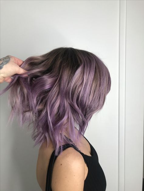 Purple Highlights Dark Blonde Hair, Light Brown Purple Hair, Cute Hair Highlights, Ash Purple Hair, Brunette Hair Shades, Hair Highlights Ideas, Hairstyles For Naturally Curly Hair, Stella Fashion, Short Purple Hair