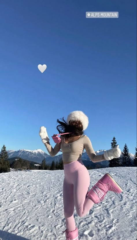 Pink Moon Boots Aesthetic, Unique Outfits Winter, Outfit Ideas For Snow Winter, Aspen Aesthetic Outfit, Girly Snow Outfits, Pink Ski Outfit Aesthetic, Winter Aesthetic 2023, Ski Bunny Aesthetic, Snowpant Outfit