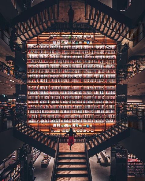 Nagoya Just Got a New Impressive Bookstore With an Infinity Bookshelf | tsunagu Japan Japanese Library Aesthetic, Japan Bookstore, Tokyo Bookstore, The Infinity Castle, Tsutaya Bookstore, Japanese Bookstore, Japan Study, Infinity Castle, Japan Honeymoon