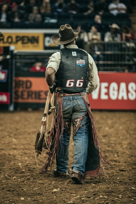 The Fearless Fashion at NYC’s Professional Bull Riders Buck Off Rider Outfit, Pbr Bull Riders, Pbr Bull Riding, Mode Country, Cowboy Photography, Rodeo Rider, Professional Bull Riders, Rodeo Cowboys, Bull Rider