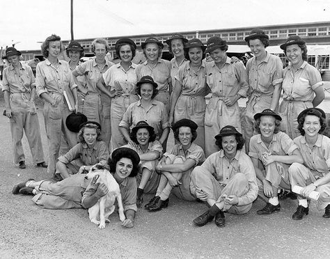 Members of the first class of WAVES to graduate from the Aviation Metalsmith School, at the Naval Air Technical Training Center, Norman, Oklahoma, United States, 30 Jul 1943 (Source: US Navy Naval History and Heritage Command) Wwii Women, Women Veterans, 1940s Women, Norman Oklahoma, History Women, Oklahoma History, Greatest Generation, 30 July, Naval History