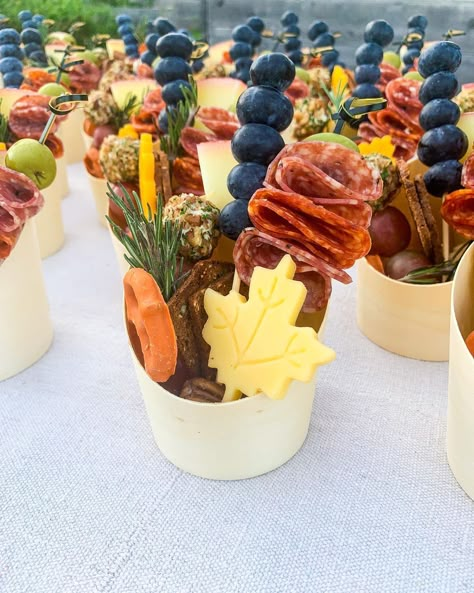 Charcuterie Cups Thanksgiving, Thanksgiving Individual Charcuterie, Charcuterie Cups Fall, Individual Charcuterie Cups For Thanksgiving, Fall Charcuterie Cup Ideas, Thanksgiving Charcuterie Cups, Fall Charcuterie Cups, Individual Fall Charcuterie Cups, Clear Charcuterie Cups