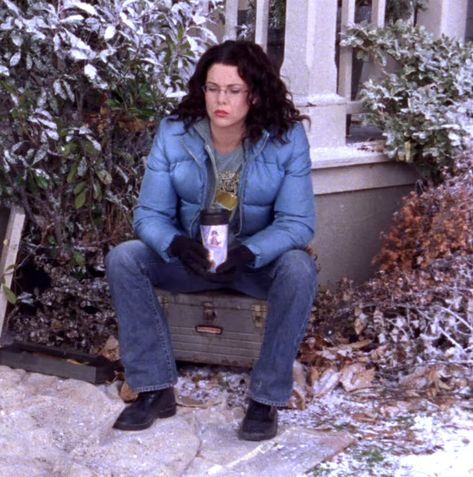 Lauren Graham Outfits, 90s Autumn Aesthetic, Lorelai Gilmore Winter Outfits, Loralie Gilmore Aesthetic, Lorali Gilmore, Lauren Graham 90s, Lorelai Outfits, Kim 90s, Gilmore Girls Christmas