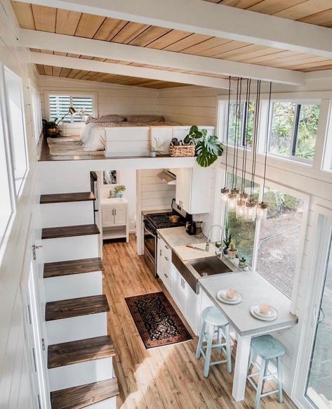 Design Casa Piccola, Tiny House Builders, Interior Design Per La Casa, Tiny House Loft, House Loft, Building A Tiny House, Tiny House Inspiration, Large Decor, Tiny House Interior