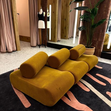 The type of vintage pieces that I love. Corbi modular seating system by #KlausUredat for Cor, 70s 🤩🤩🤩 Yesterday I visited one of my favorite stores and I was really impressed with the new vintage decor but with timeless styles, the sofas, marbles, arches and white oak 🙌🙌🙌 were perfectly combined. What is your favorite type of vintage style…? Timeless, bold, unique... let me know in the comments 👇 #homedecor #interiordesign #homeinspo #interiordecor #homedesign #homestyle #interiorstyling #d... 70s Retro Sofa, 70s Modular Sofa, 70s Orange Couch, 70s Sofa Leather, 1980s Leather Sofa, Canada Toronto, Modular Seating, What Is Your Favorite, Vintage Pieces