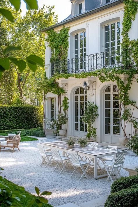 French Villa Exterior, French House Exterior, Modern French Mansion, Mansion Courtyard, Modern French Style Home, Grass Courtyard, French Chateau Exterior, French Home Exterior, French Backyard