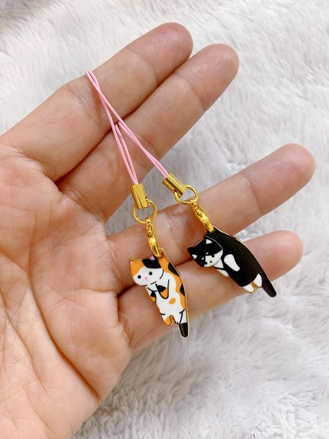 Cat Lovers Gifts Ideas, Cat Phone Charm, Black Cat Keychain, Cute Calico Cat, Cat Themed Accessories, Cat Planner, Aesthetic Keychain, Keychain Aesthetic, Clay Keychain