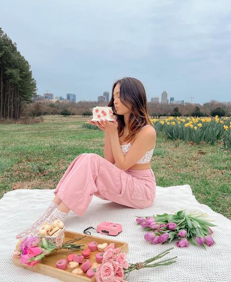 Picnic Poses Photo Ideas Aesthetic, Picnic Birthday Shoot, Simple Picnic Photoshoot Ideas, Pink Picnic Photoshoot, Birthday Photoshoot In Nature, Outdoors Birthday Photoshoot, Cake Picnic Photoshoot, Picnic Shoot Photo Ideas, Birthday Shoot Ideas Outdoor