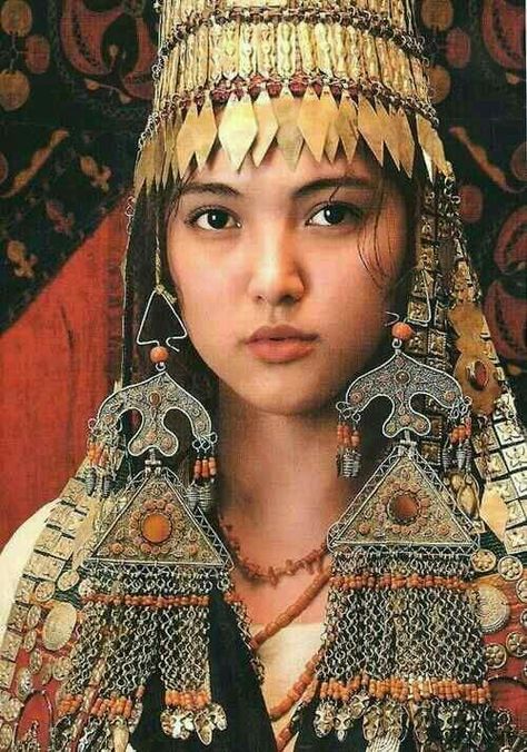 Kyrgyzstan woman Ethno Style, Building Tips, Folk Costume, World Cultures, People Of The World, Central Asia, Interesting Faces, 인물 사진, Traditional Jewelry