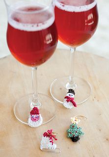 Winetags_small2 Crochet Wine, Xmas Crochet, Xmas Table Decorations, Christmas Crochet Patterns Free, Crocheted Christmas, Diy Table Decor, Holiday Wine, Diy Holiday Gifts, Crochet Ornaments