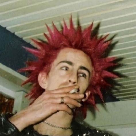 Punk Spikes Hair, Emo 2000, Punk London, Liberty Spikes, Punk Guys, Spikey Hair, 2000s Hairstyles, Punk Rock Hair, Preppy Hairstyles