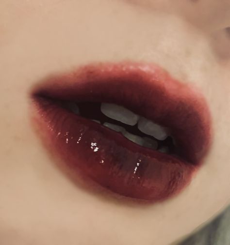 pale skin, dark red lipstick/gloss fading out Faded Lipstick Look, Vampiric Clothing, Dark Lip Look, Light Vampire Makeup, Red Cheeks Makeup, Pretty Vampire Makeup Looks, Vampiric Makeup, Red Makeup Looks Aesthetic, Blurry Lipstick