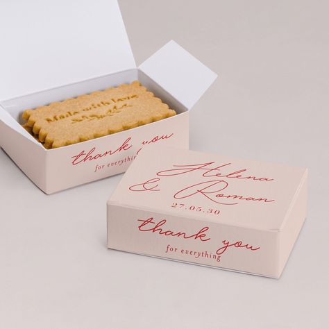 Specially designed, for 7x5cm biscuits, this box can contain up to 4. Assemble your boxes, then fill them with your personalised handmade biscuits! Share your recipe with us if you're especially proud of them.  We do not provide the biscuits, we simply make the beautiful paper boxes that match your whole wedding stationery. - Dimensions: 8 x 5,5 cm x 2,5 cm, Matte paper with an eggshell texture (280gsm) Cute Favors Ideas, Wedding Boxes Ideas, Cake Box Wedding, Wedding Favors Boxes, Party Favor Ideas For Wedding, Gift Favors, Wedding Favour Bags, Cookies Wedding Favors, Unique Wedding Gifts For Guests